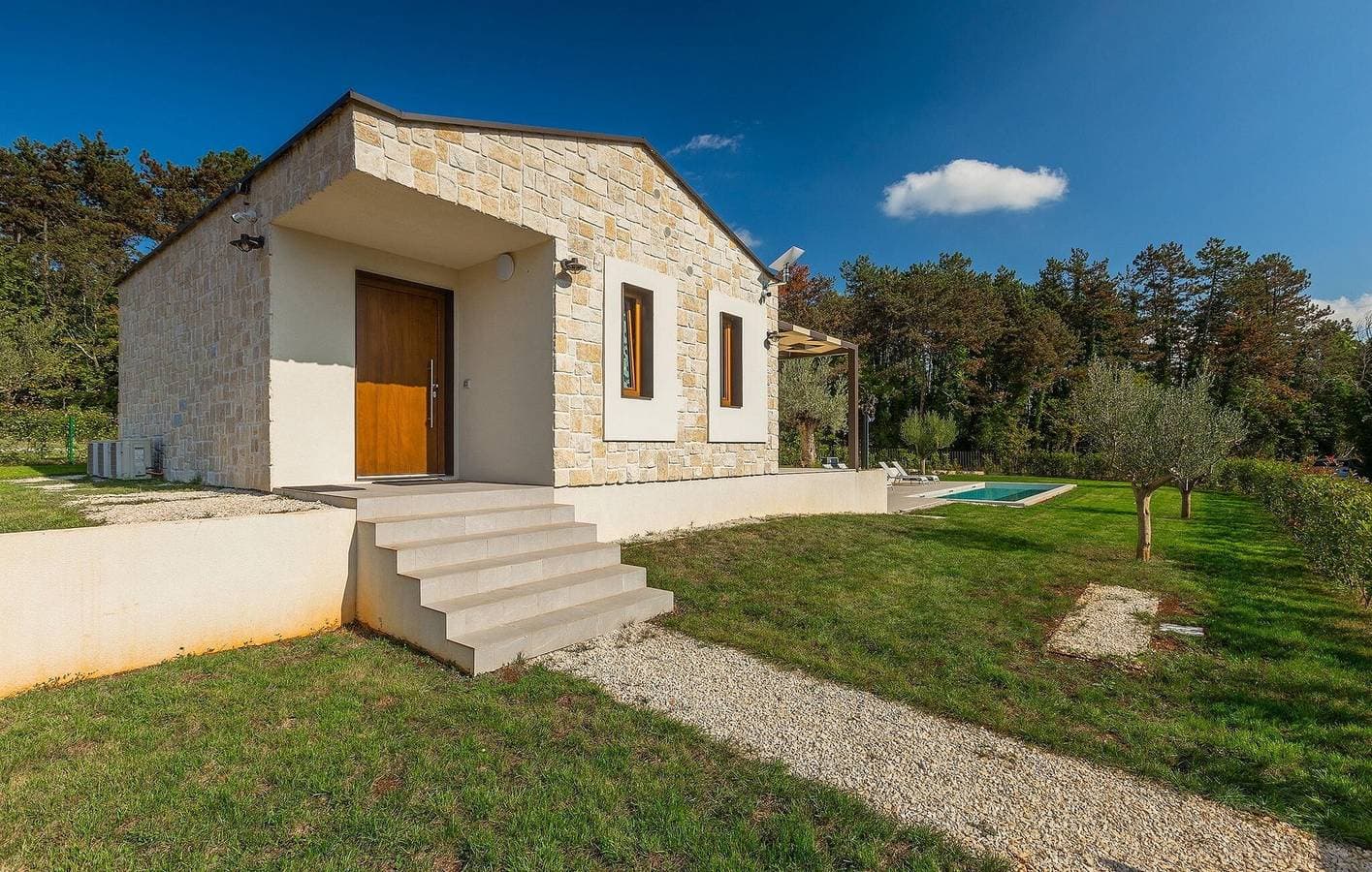 Foto 4 von 35: Geräumige 110 m² große Wohnung mit Pool und Terrasse, 2,5 km vom Stadtzentrum von Anzici entfernt