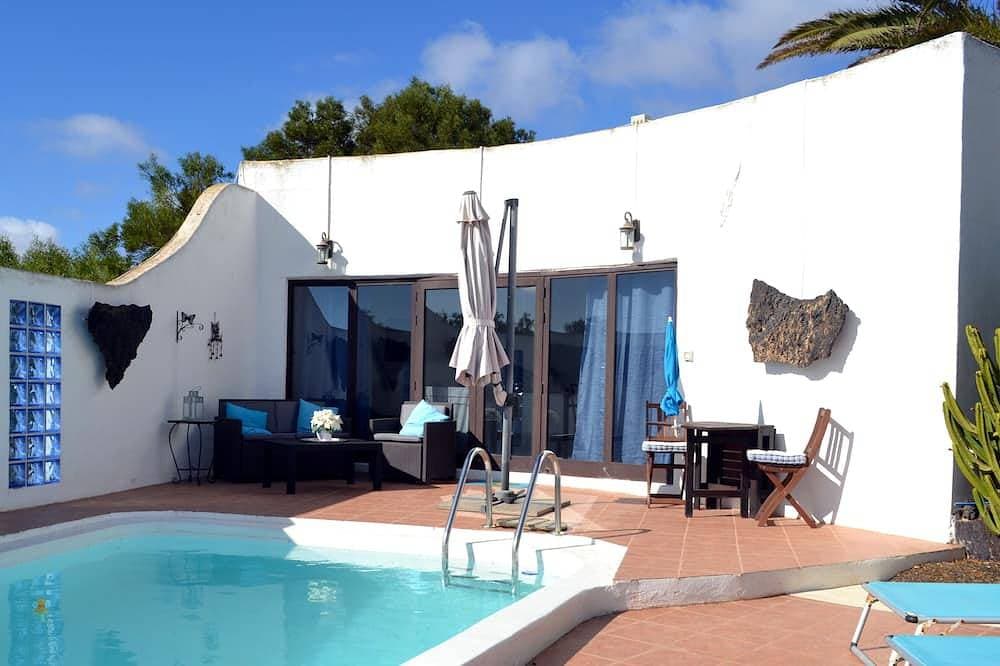Bungalow mit eigenem Pool in privatem Garten 1