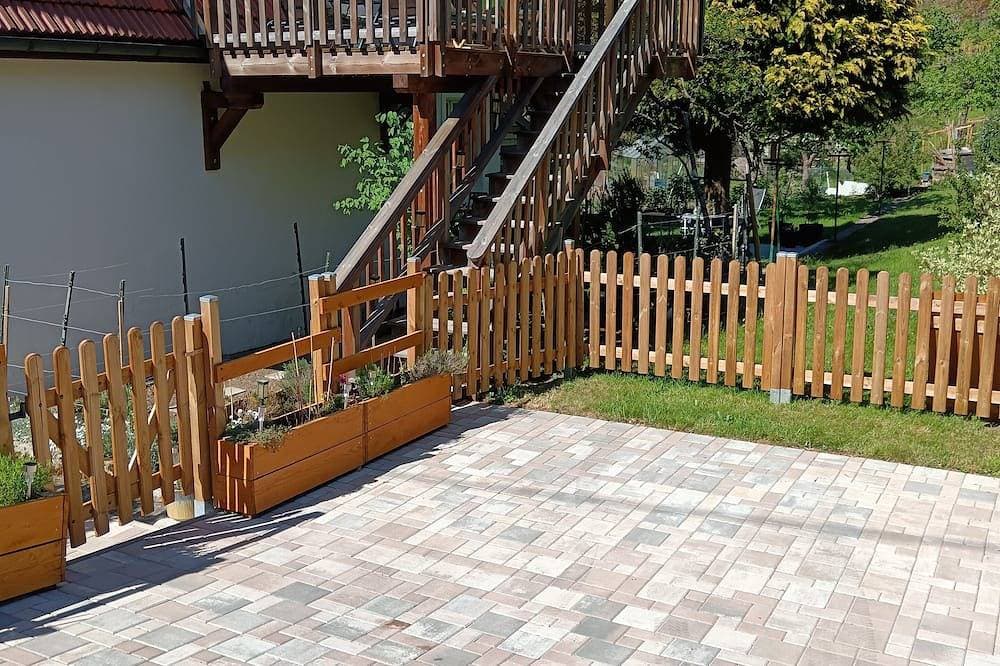 In a house with garden, apartment with terrace near a lake. 1