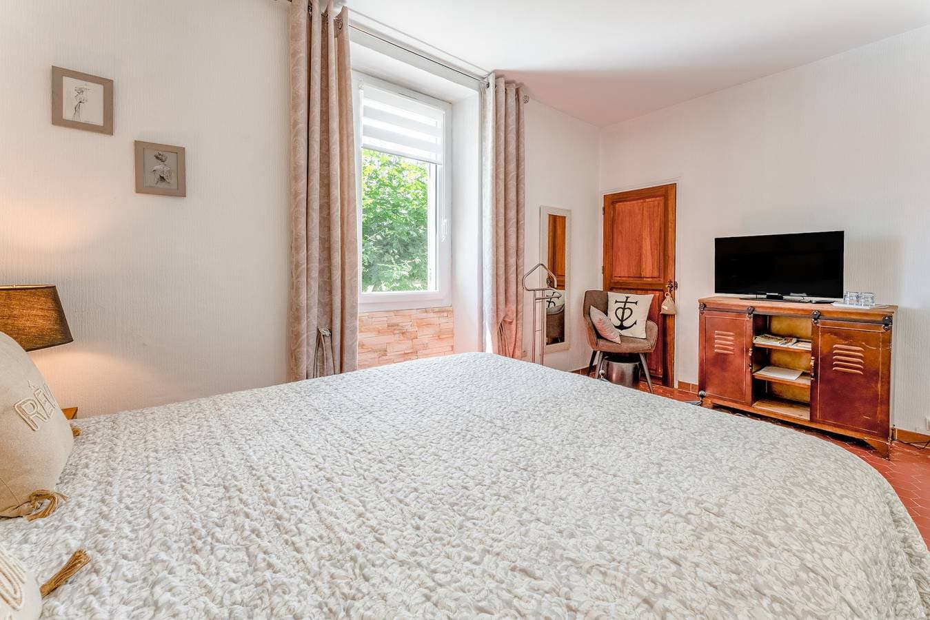 Foto 3 von 21: Gästezimmer „Aux Portes Des Alpilles“ mit Gemeinschaftspool, WLAN und Klimaanlage