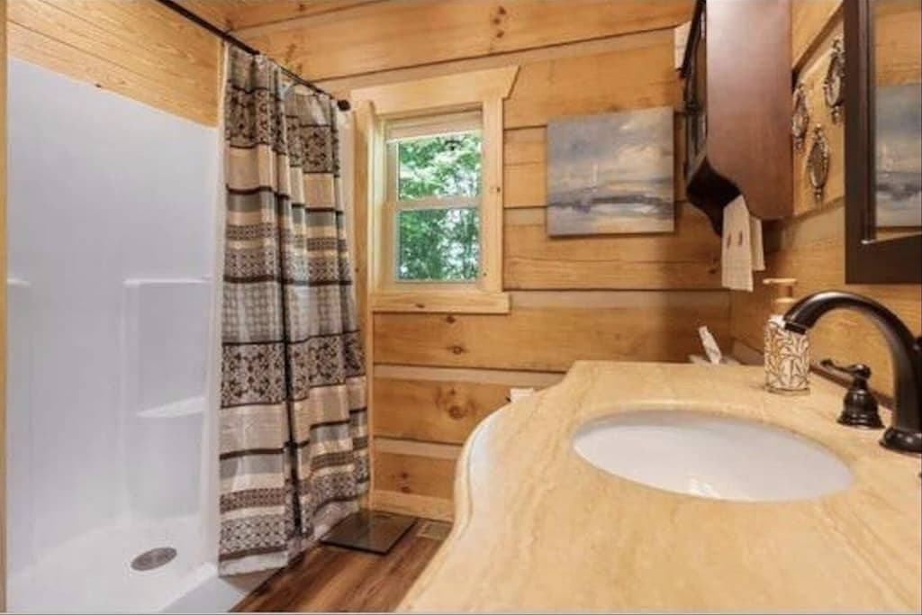 Foto 7 von 34: Gemütliche hundefreundliche Hütte umgeben von schönen Bergbäumen mit Whirlpool+