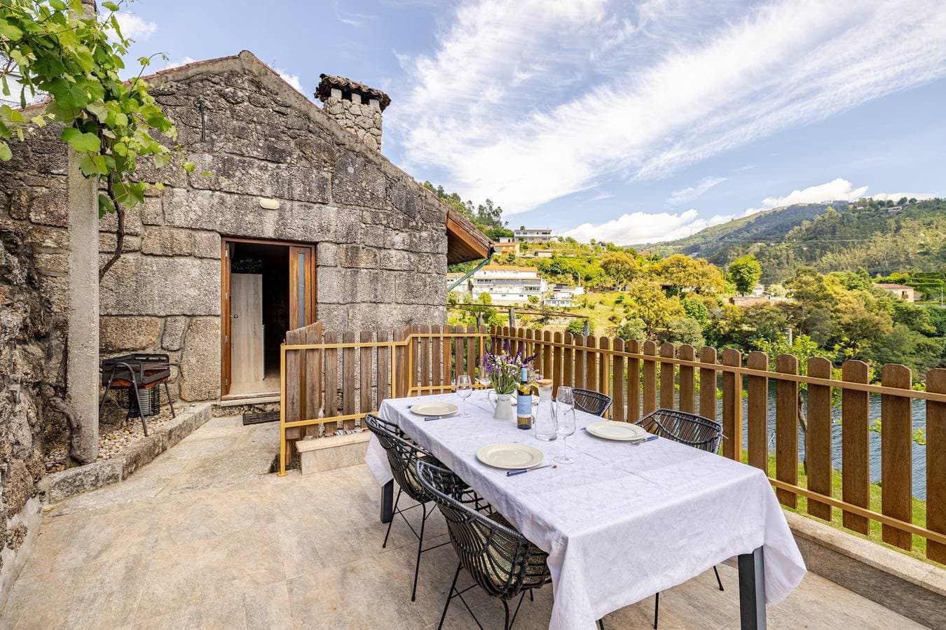 Foto 2 von 18: Ferienhaus 'Estúdio À Beira Da Água No Gerês' mit Seeblick, WLAN und Klimaanlage
