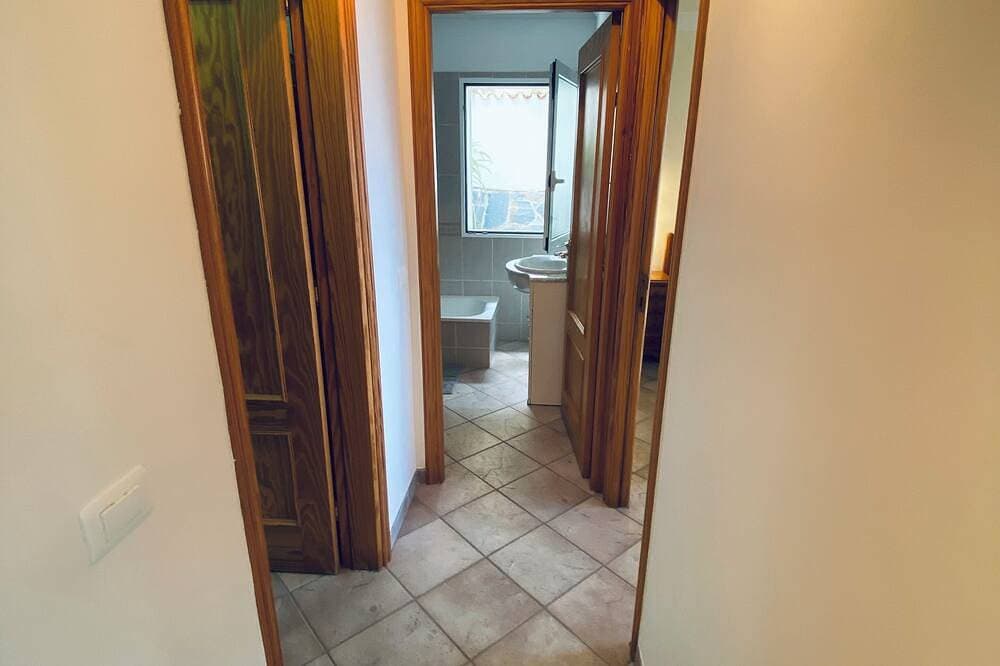 Foto 4 von 18: Ocean views in an oasis of lush vegetation. Jacuzzi and peace and quiet