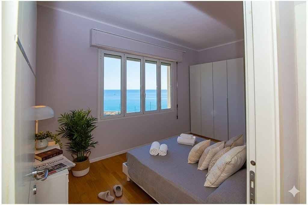 Foto 9 von 21: Ferienwohnung mit Klimaanlage und Balkon mit Meerblick