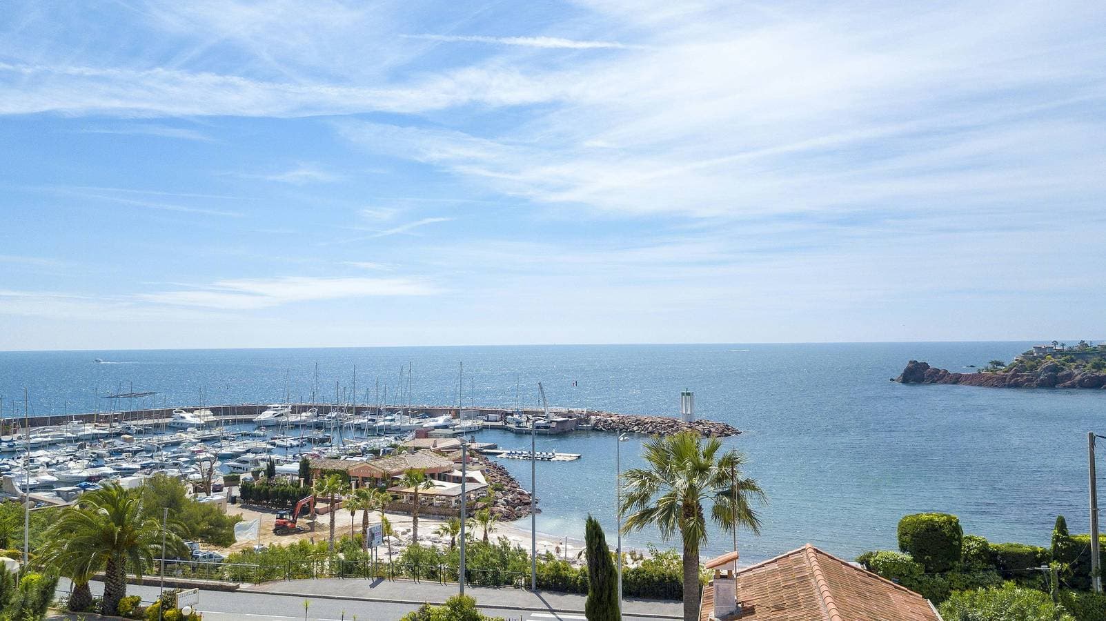 Foto 2 von 30: Blick auf das Meer und den Pool mit Blick auf das Éstérel-Gebirge