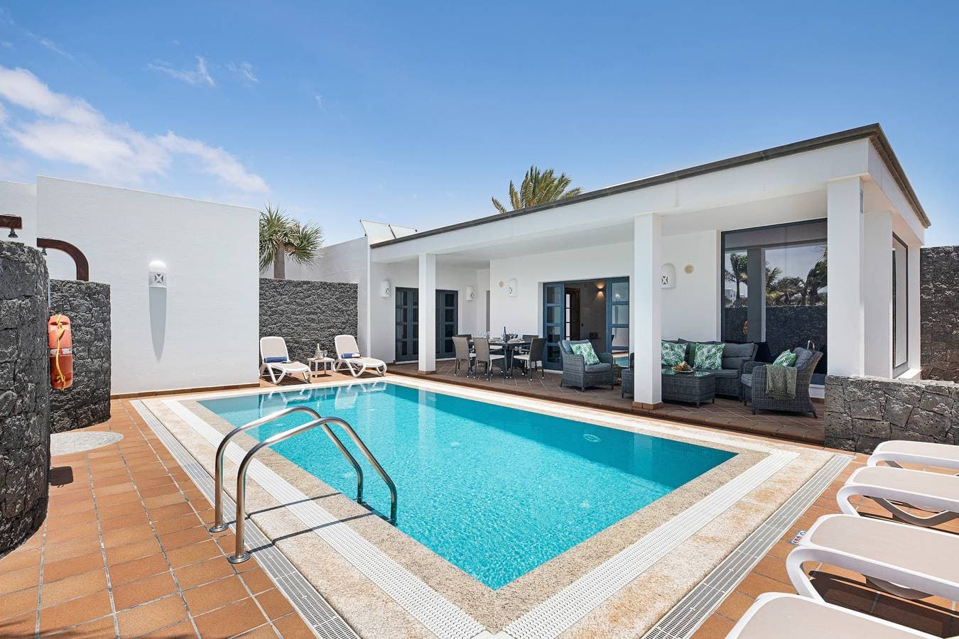 Foto 3 von 44: Moderne Villa nahe dem Strand mit Pool, Sauna, Whirlpool und Terrasse