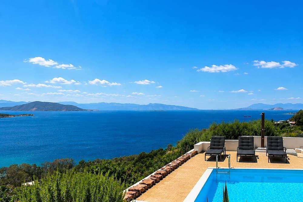 Foto 13 von 30: Minimalist, new condo with beautiful sea and mountain views