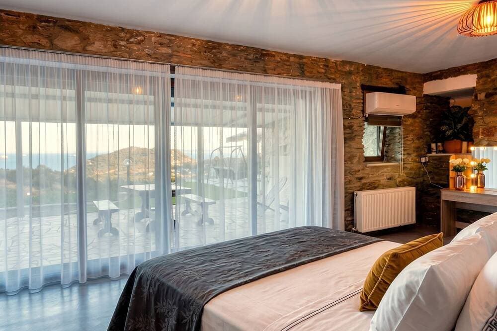 Foto 2 von 30: Saronic Citadel Luxury Villa | Private Estate on Salamina Island