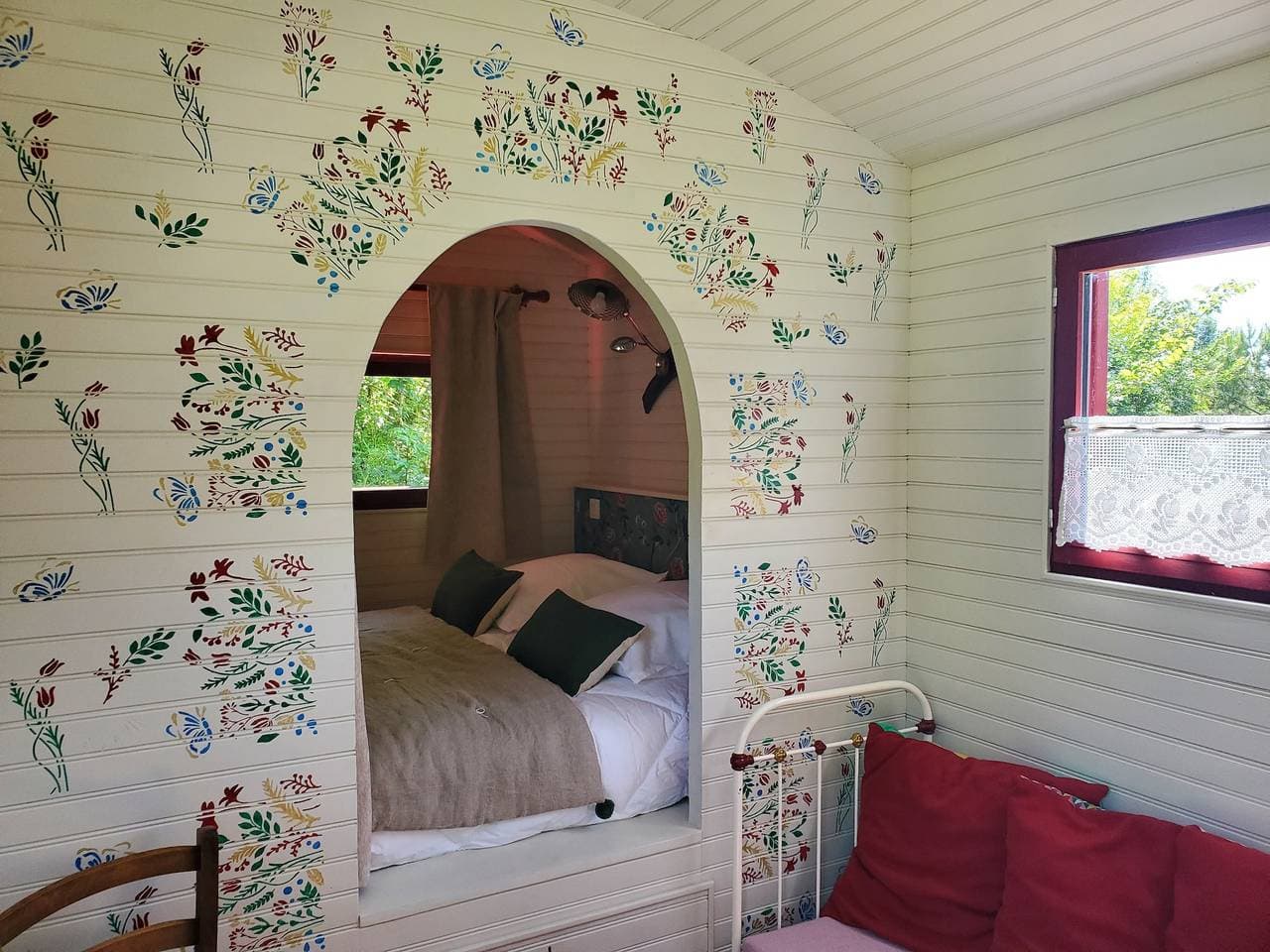 Foto 6 von 21: Gästezimmer „La Roulotte Du Pech Chantant“ mit privater Terrasse, Garten & WLAN