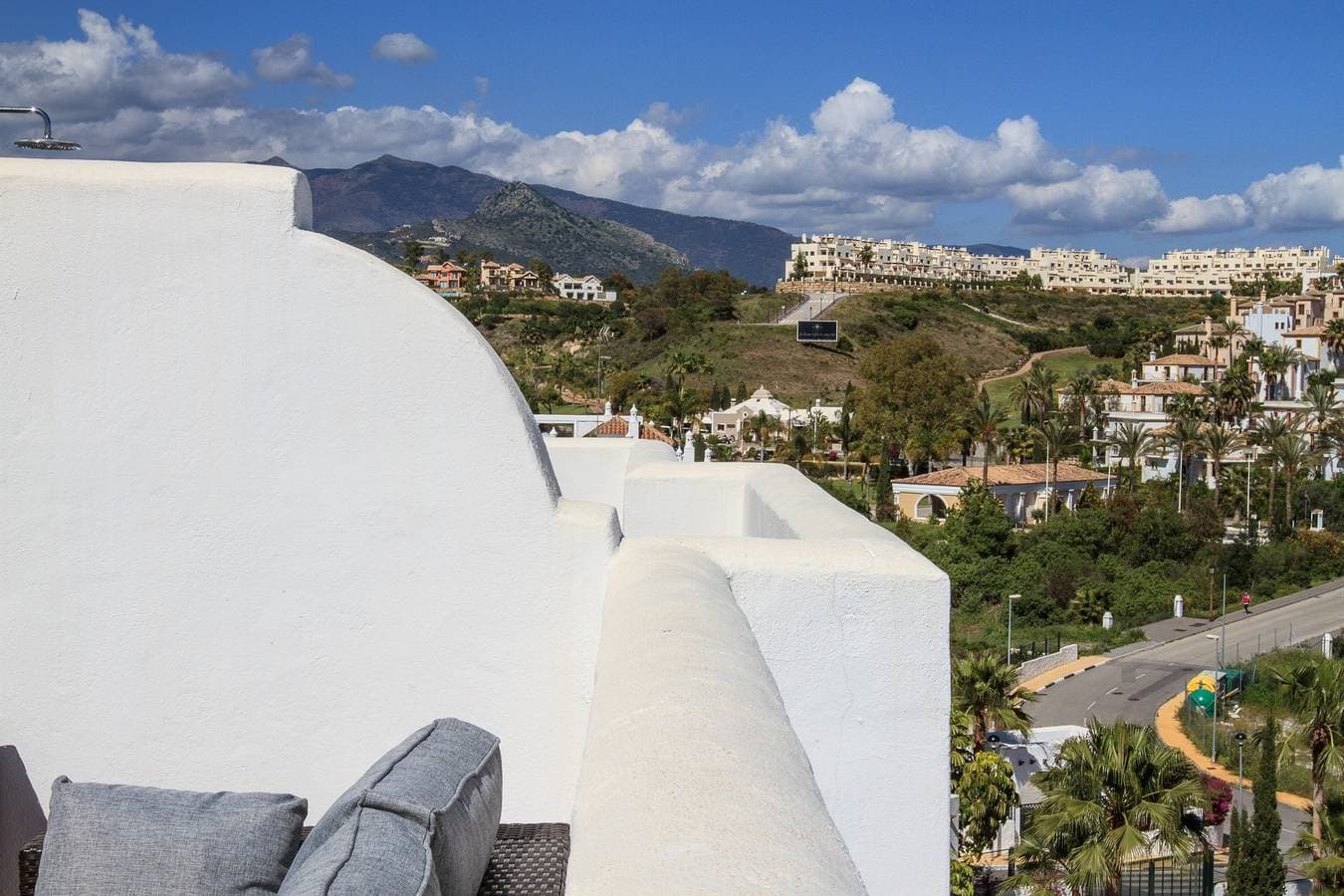 Foto 12 von 38: Top del Golf Hills Marbella - Large roof top lounge terrace