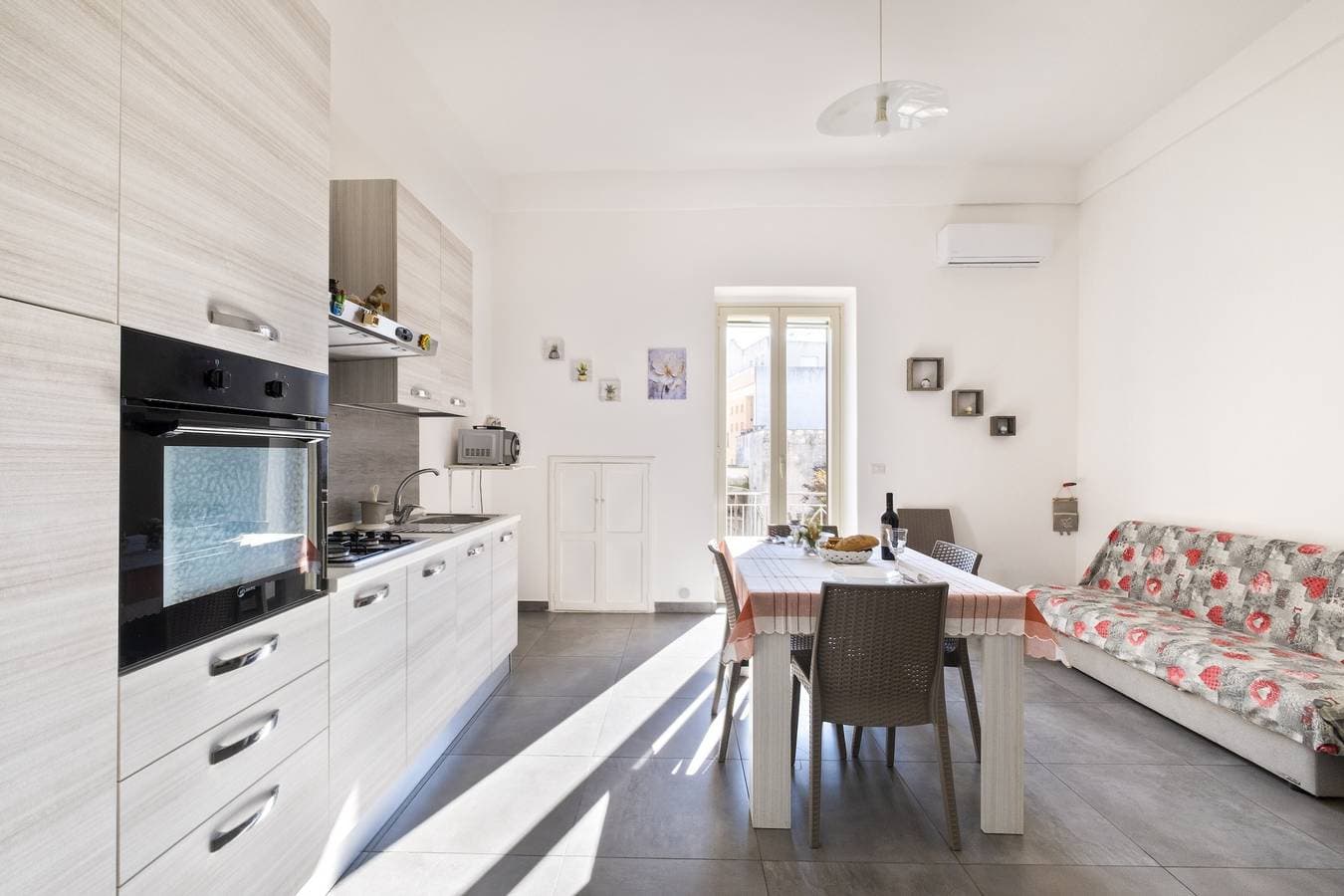 Foto 5 von 25: Ferienwohnung 'Casa Vacanze Lu Rizzaru' mit privater Terrasse, Balkon & Klimaanlage