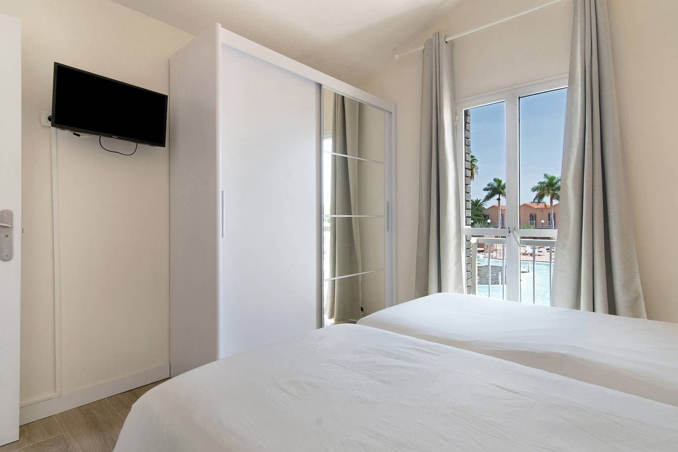 Foto 13 von 24: Ferienwohnung 'Oasis Pool View' mit Gemeinschaftspool, WLAN und Klimaanlage