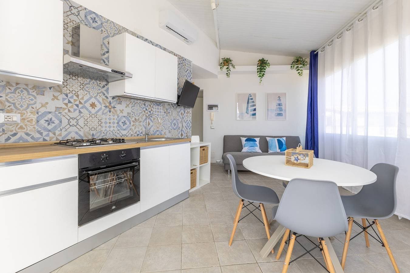 Foto 12 von 27: Ferienwohnung 'Attico' mit Meerblick, Wi-Fi und Klimaanlage