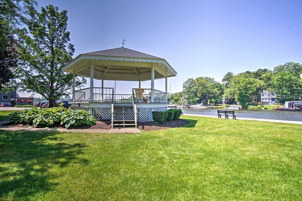 Foto 10 von 24: Charming Saugatuck Condo mit eigenem Deck!