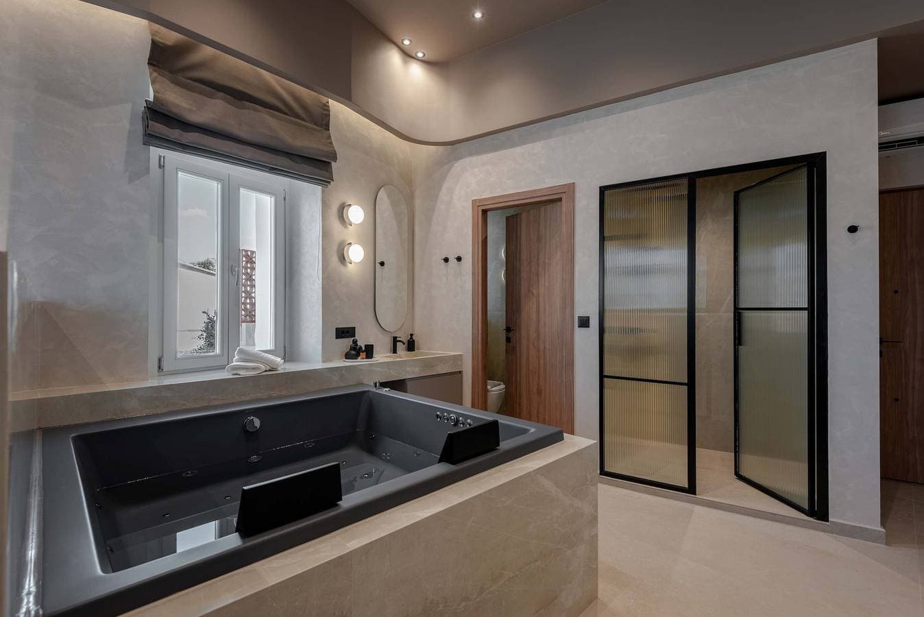 Foto 4 von 13: Amara Luxury Living With Hot Tub & City Balcony
