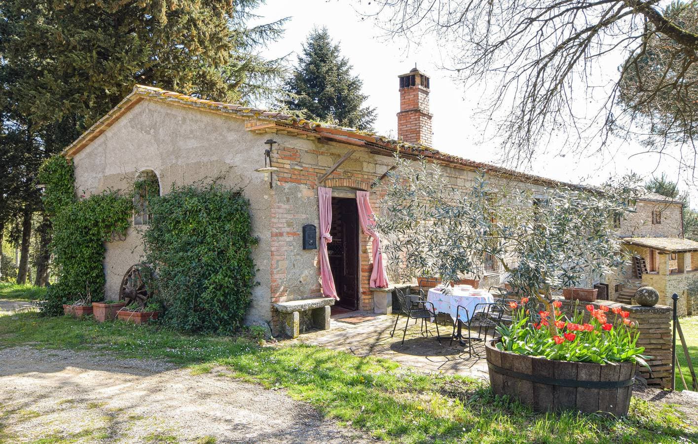 Gemütliche Wohnung mit Pool, Garten, Parkplatz 1
