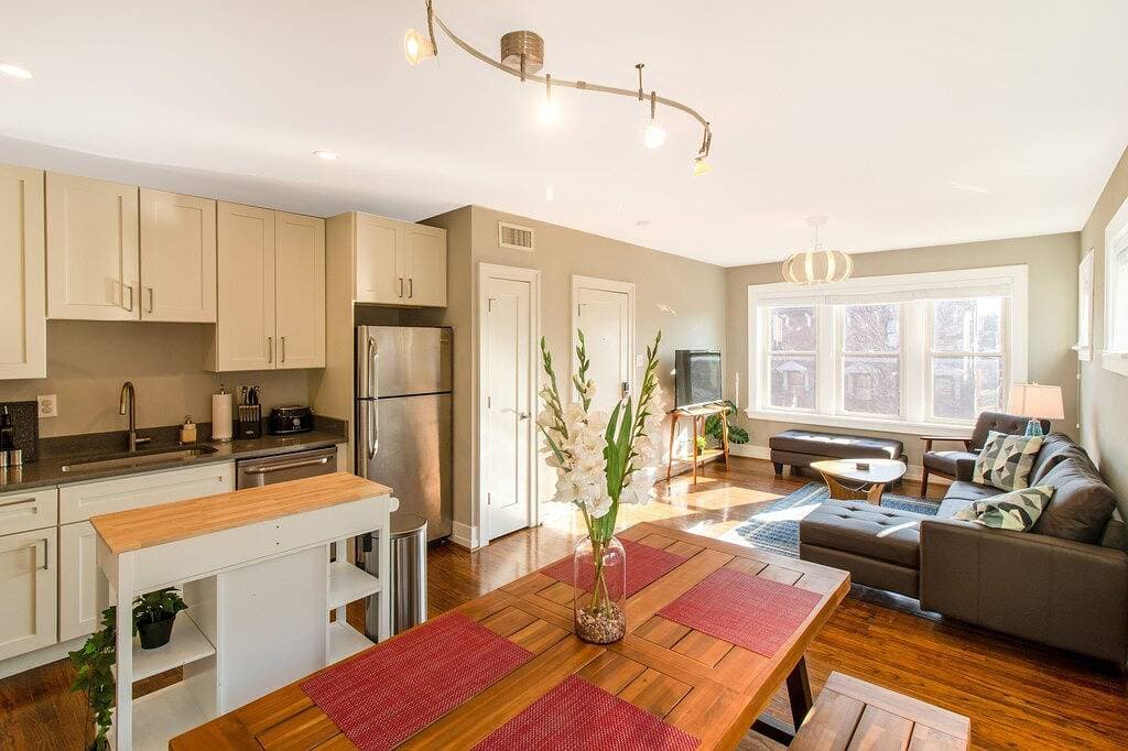 Foto 12 von 28: Chic Minimalist Gem w/ Fenced Backyard + W/D