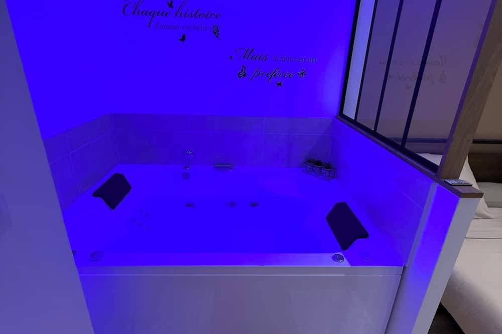 Foto 9 von 11: Suite with Private Jacuzzi Near Paris