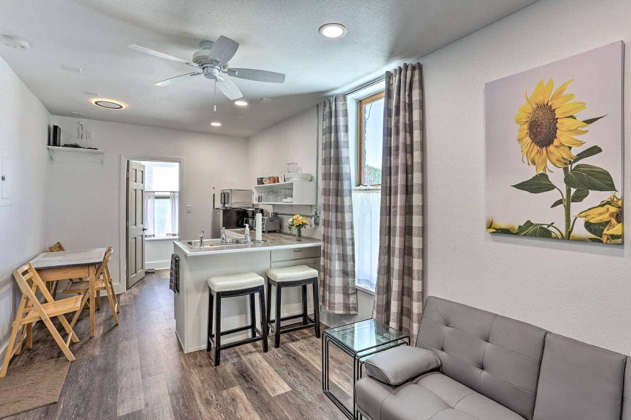 Walk to Dining, Breweries & Shops! Dtwn Custer Apt 1