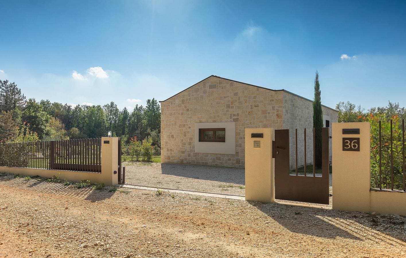 Foto 3 von 35: Geräumige 110 m² große Wohnung mit Pool und Terrasse, 2,5 km vom Stadtzentrum von Anzici entfernt