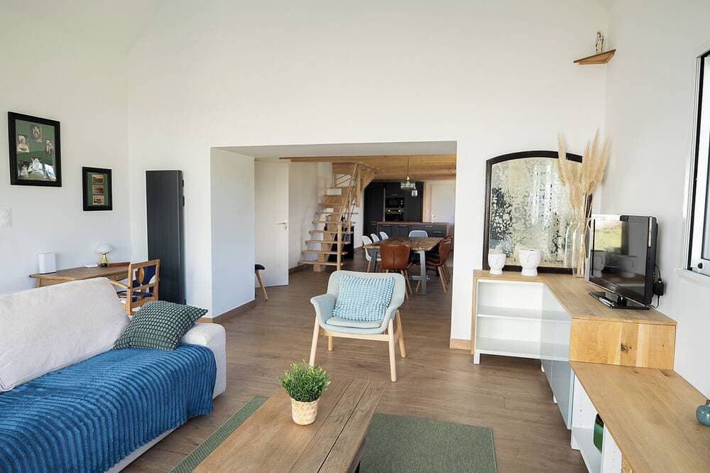 Foto 10 von 30: Authentic, bright farmhouse—200 meters from the beach, the Gr34 trail, and town