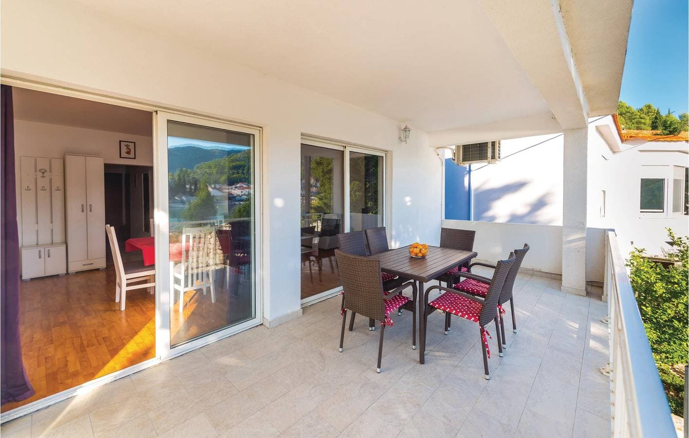 Foto 5 von 24: Gemütliche 300 m zum Strand: Klimatisierte Wohnung mit Terrasse und Parkplatz