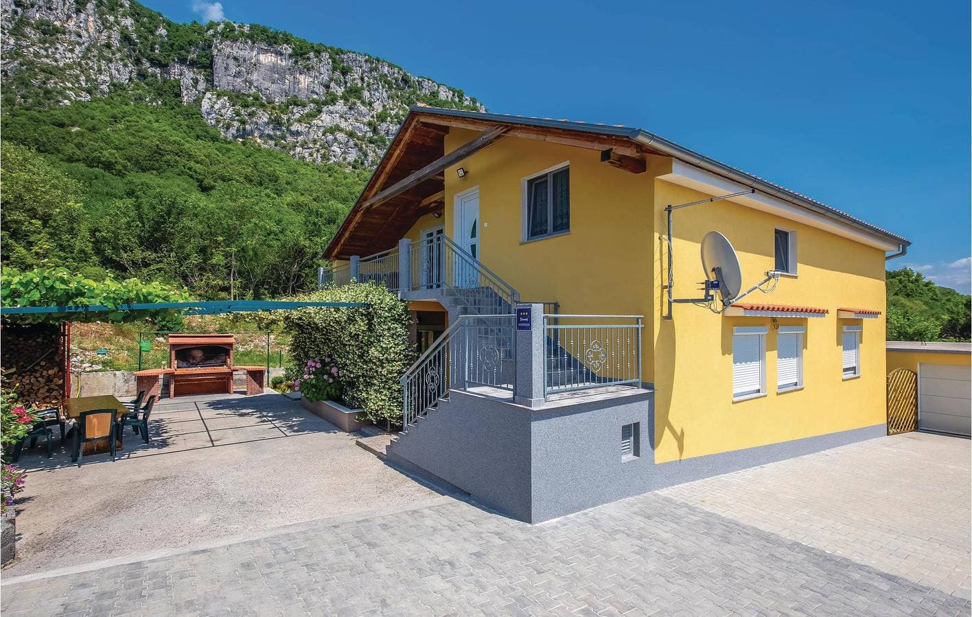 Gemütliche 2-Zimmer-Wohnung mit Terrasse und WLAN, 700 m vom Stadtzentrum von Bribir entfernt 1