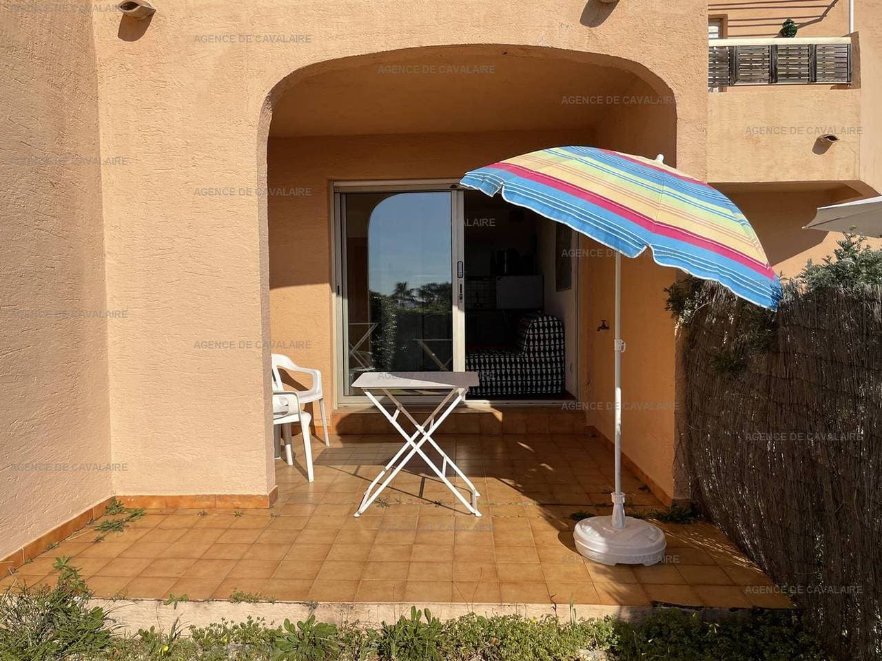 Foto 2 von 8: Erdgeschoss T2 mit Terrasse und Parkplatz