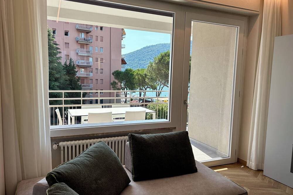 Foto 11 von 22: Luxurious new apartment with a terrace overlooking the lake on the Sarnico lakeshore.