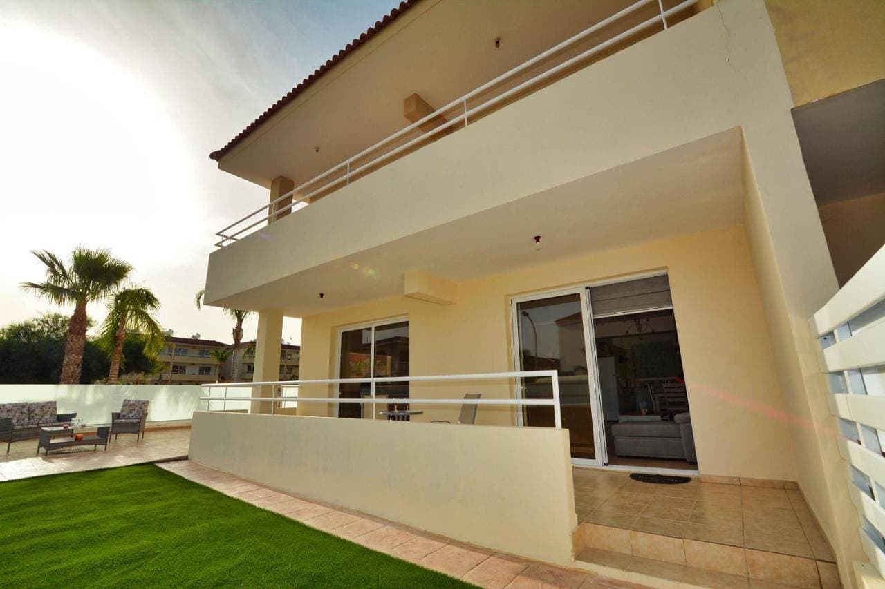 Foto 8 von 40: Two-Bedroom Apartment with Communal Pool