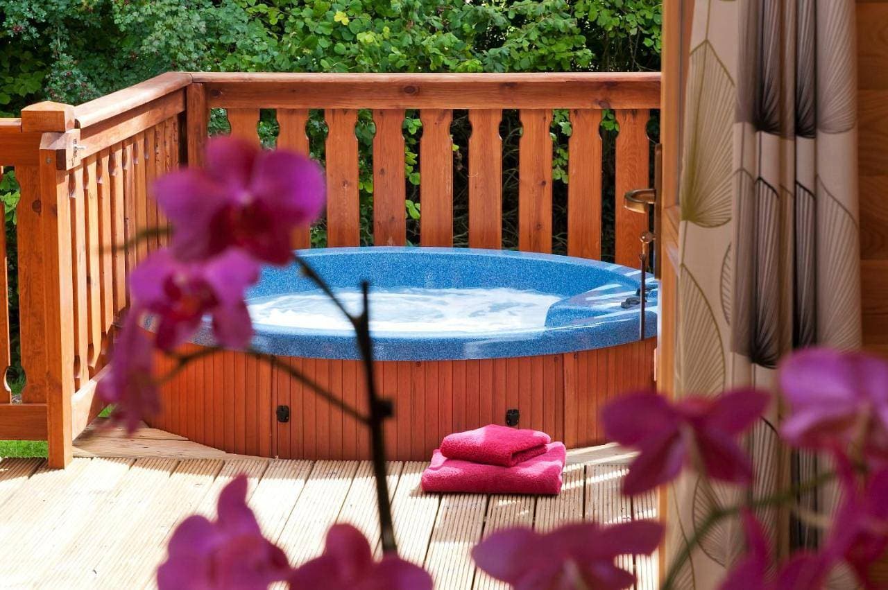 Foto 2 von 5: Three Bedroom Lodge with Hot Tub
