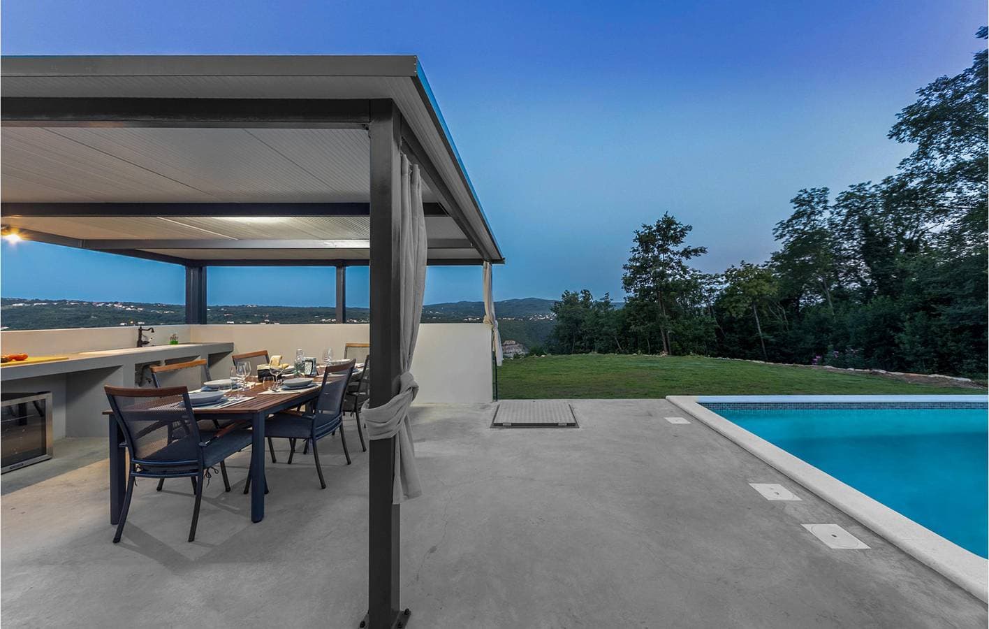 Foto 11 von 25: Geräumiges Apartment mit 1 Schlafzimmer, Pool, WLAN und Parkplatz in der Nähe des Zentrums von Raša