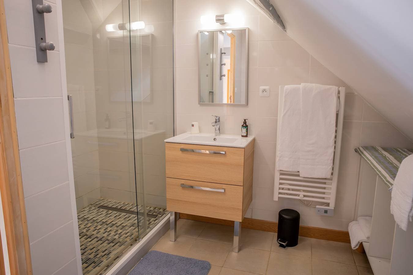 Foto 13 von 20: Gästezimmer 'Suite Bleuet – Le Petit Puits' mit gemeinsamem Garten und WLAN