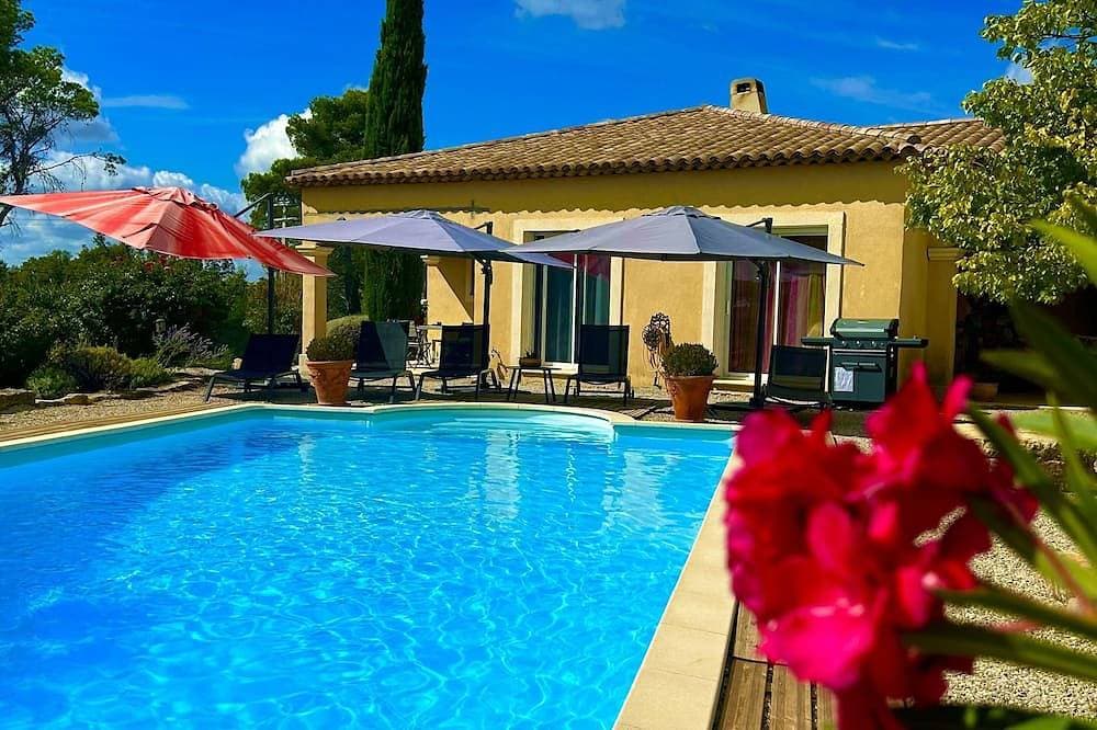 Cottage, swimming pool, enclosed garden, quiet location for families, Pets welcome 1