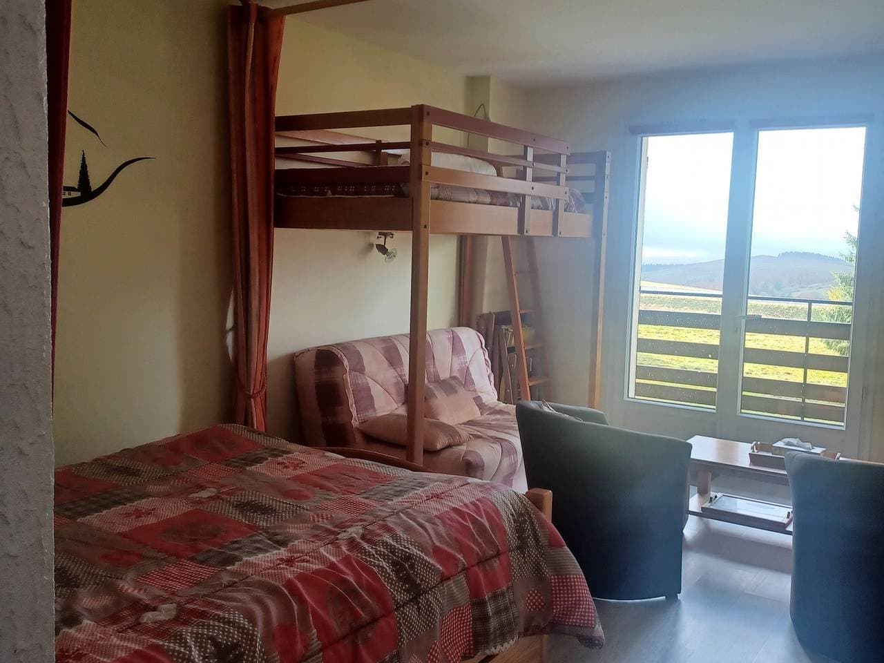 Foto 2 von 15: Studio in Besse-et-Saint-Anastaise mit Parkplatz und Blick auf die Cantal-Berge