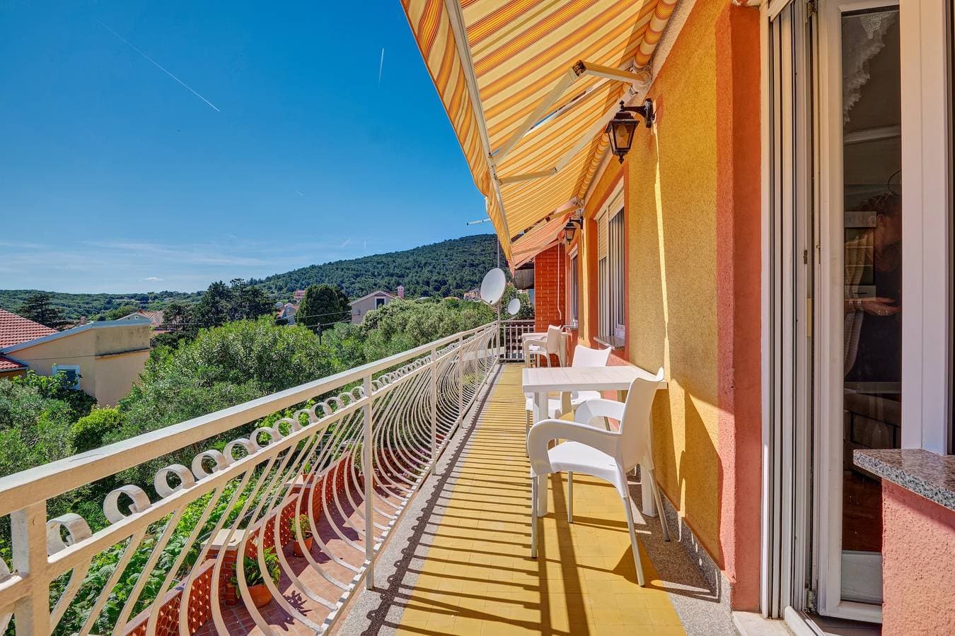 3-Zimmer-Ferienwohnung mit Balkon und Meerblick Martinscica (Cres) A-23222-a 1