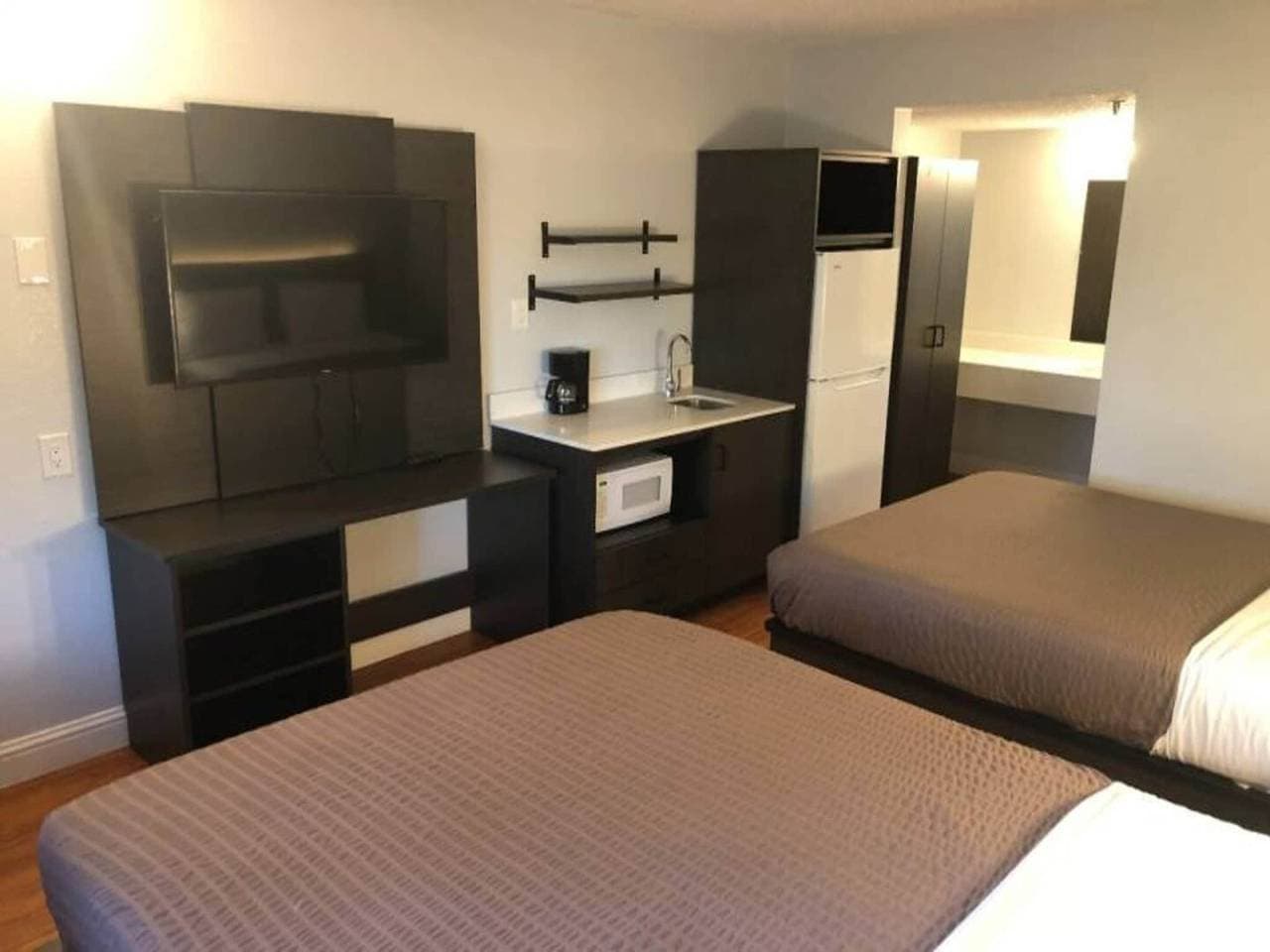 Foto 7 von 23: 2 Queensize-Betten | Nichtraucherzimmer