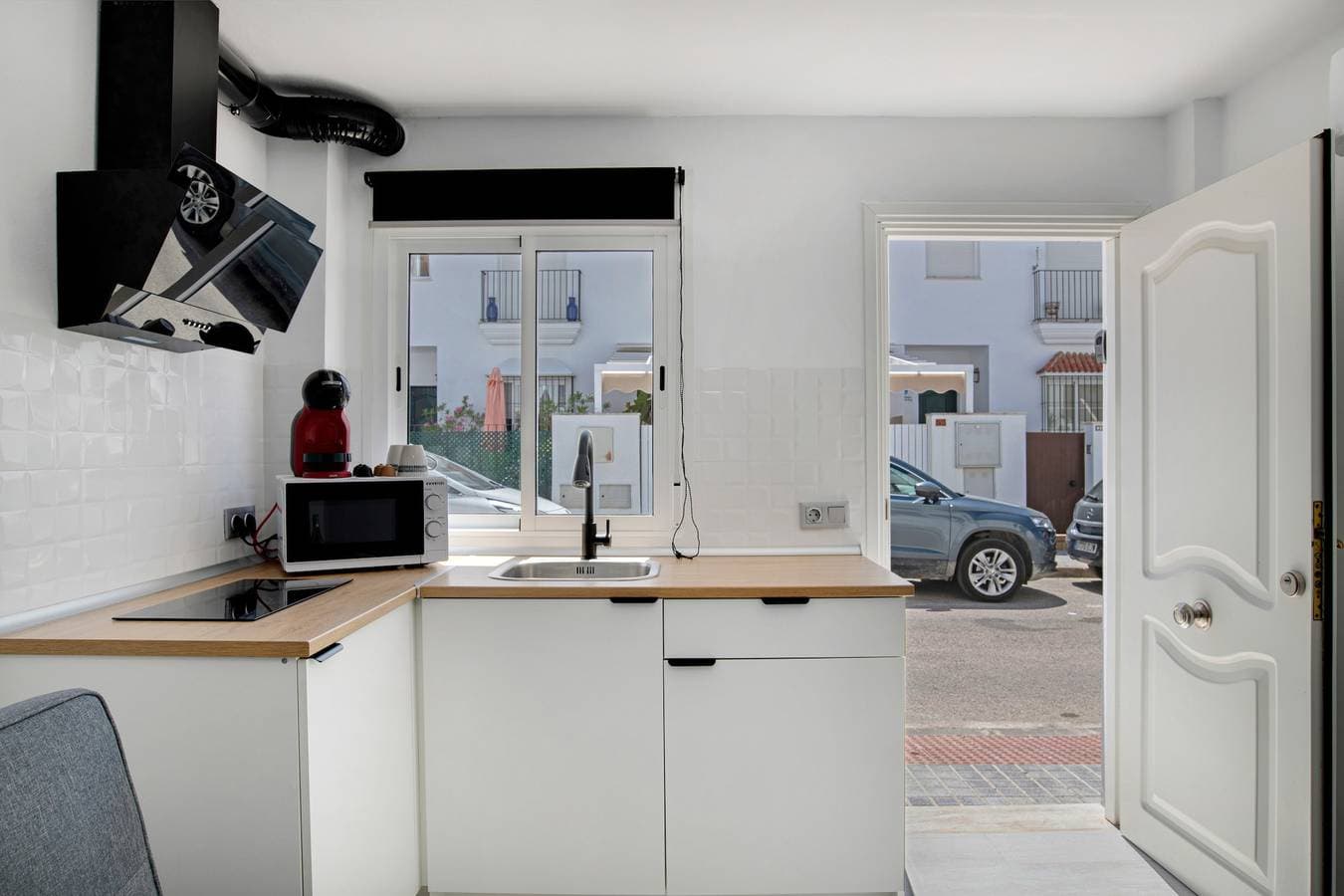 Foto 10 von 25: Einzimmerapartment 'Loft Marina' mit Gemeinschaftspool, WLAN und Klimaanlage