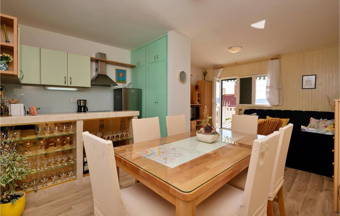 Foto 3 von 36: Geräumige Ferienwohnung mit Terrasse, WLAN und Parkplatz – 2 km vom Strand Juto entfernt