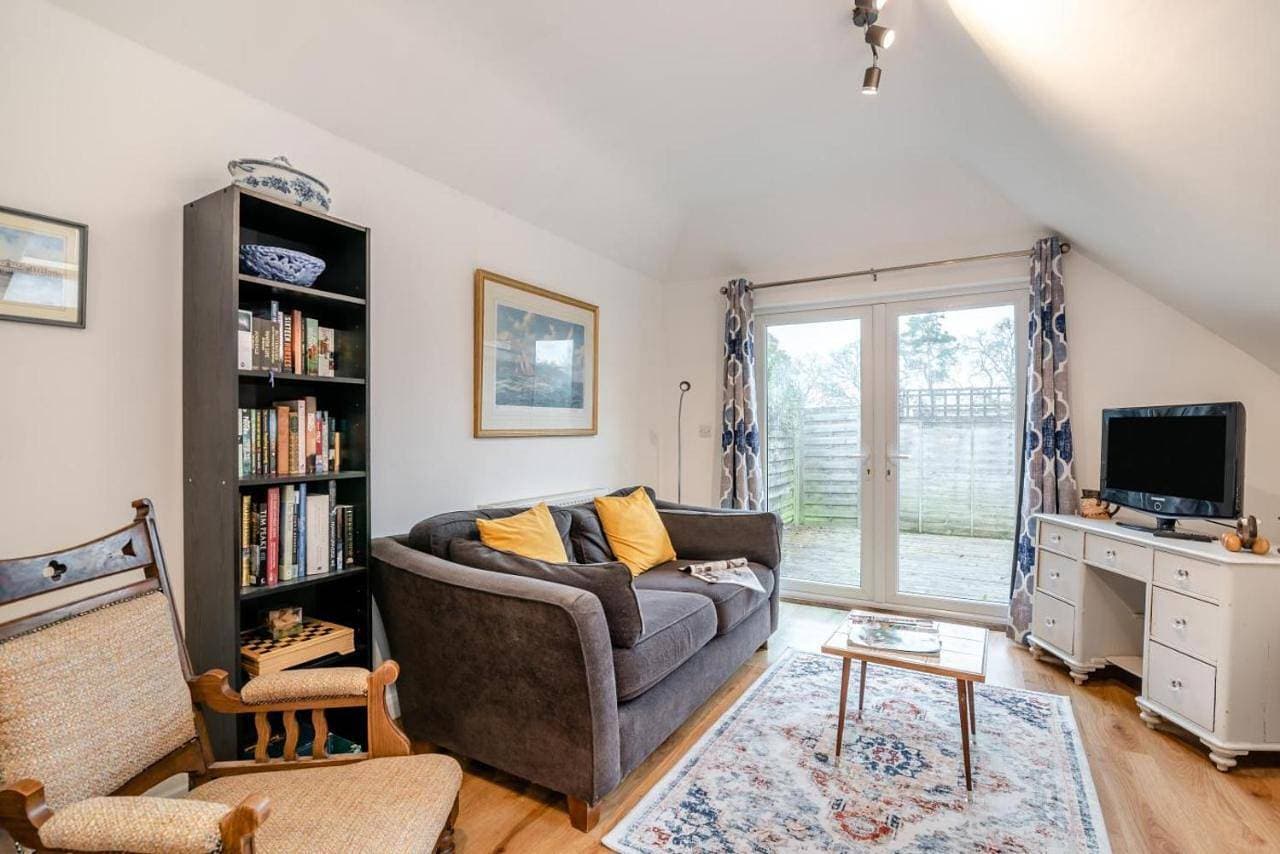 1 Bed in Hindhead oc-w34256 1