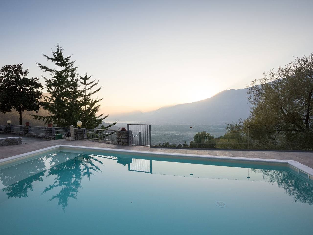 Foto 6 von 40: Villa am See mit Pool