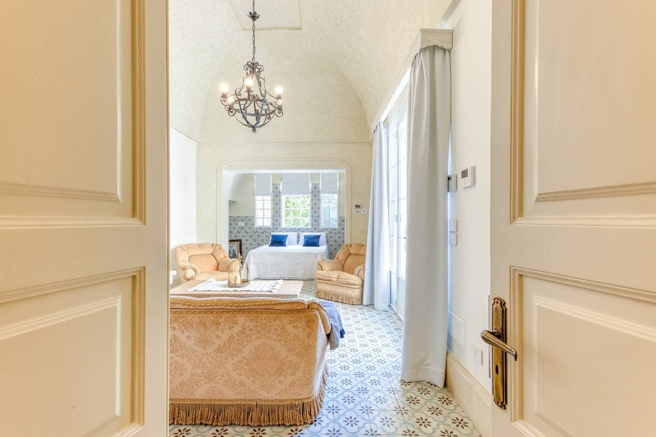 Foto 8 von 31: Suite Basium im Liberty-Palazzo von 1918 mit Garten, Außenbadewanne und WLAN