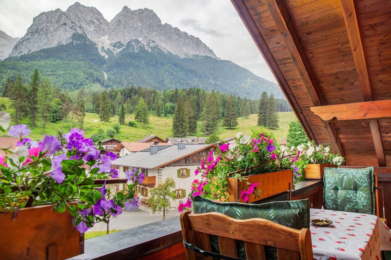 Foto 2 von 33: Ferienwohnung 'Waxenstein' mit Bergblick, Balkon und WLAN