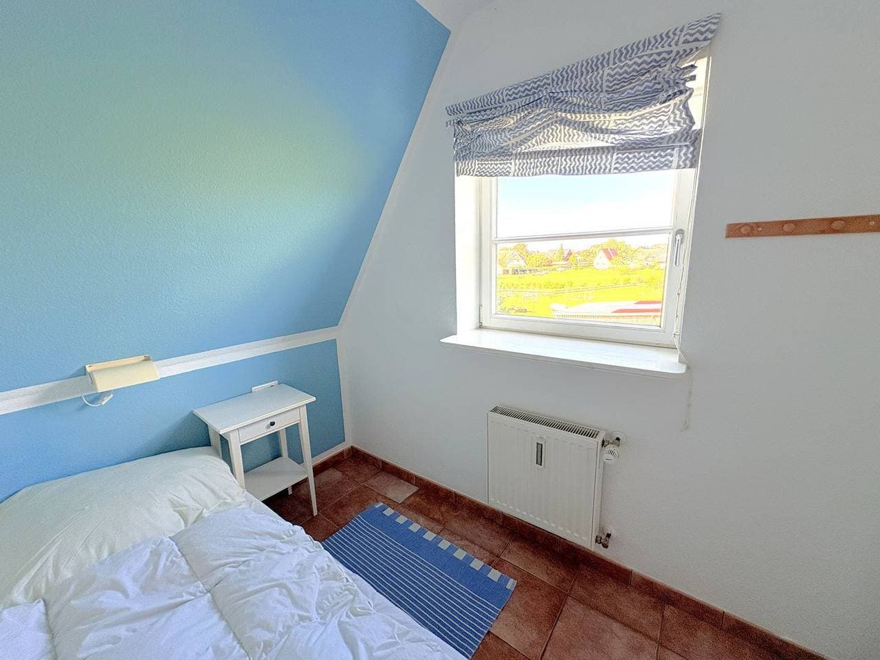 Foto 12 von 25: Ferienwohnung Drachen: Reetgedecktes Strandhaus mit eigenem Strand und Meerblick