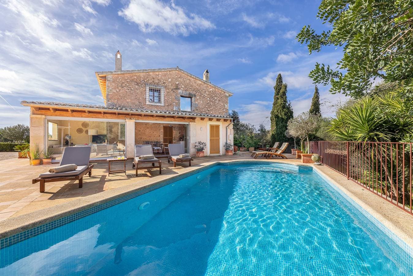 Foto 3 von 29: Ferienhaus 'Finca Som Llum' mit Bergblick, WLAN und Klimaanlage