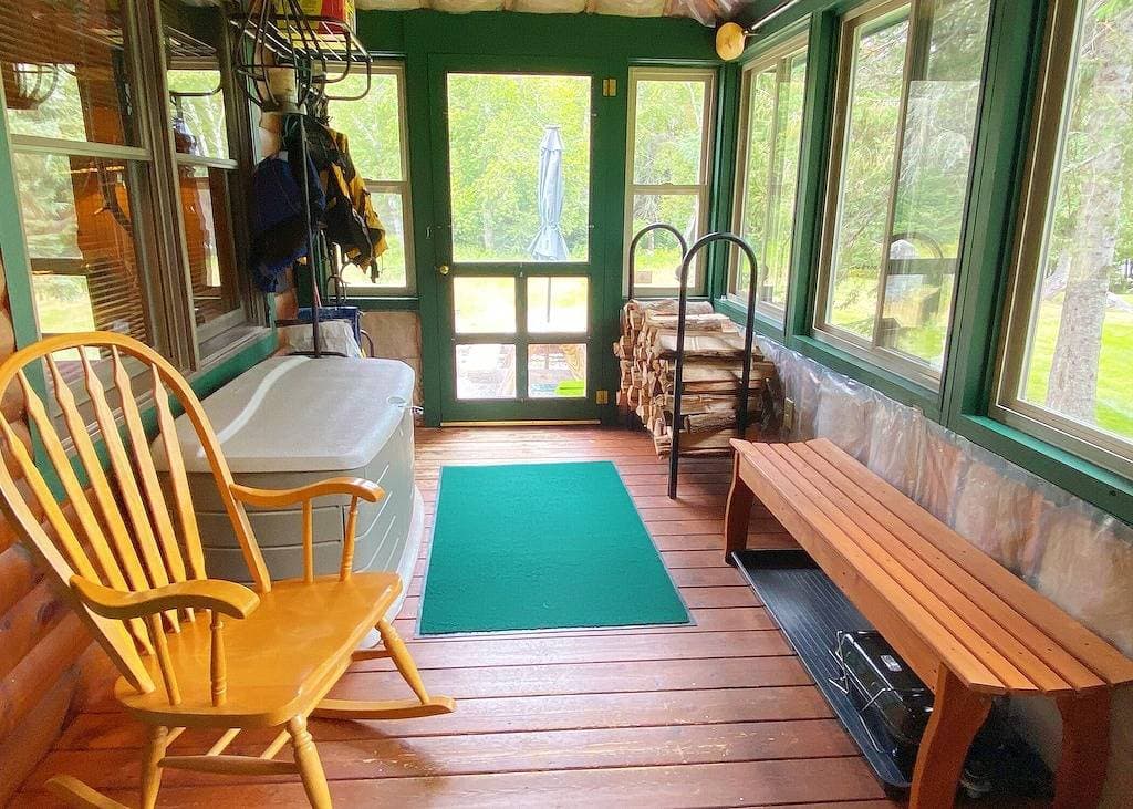 Foto 11 von 31: Niboban Cabin 5 right on Rangeley Lake with a screened porch, fire pit, hammock, WiFi and dock!