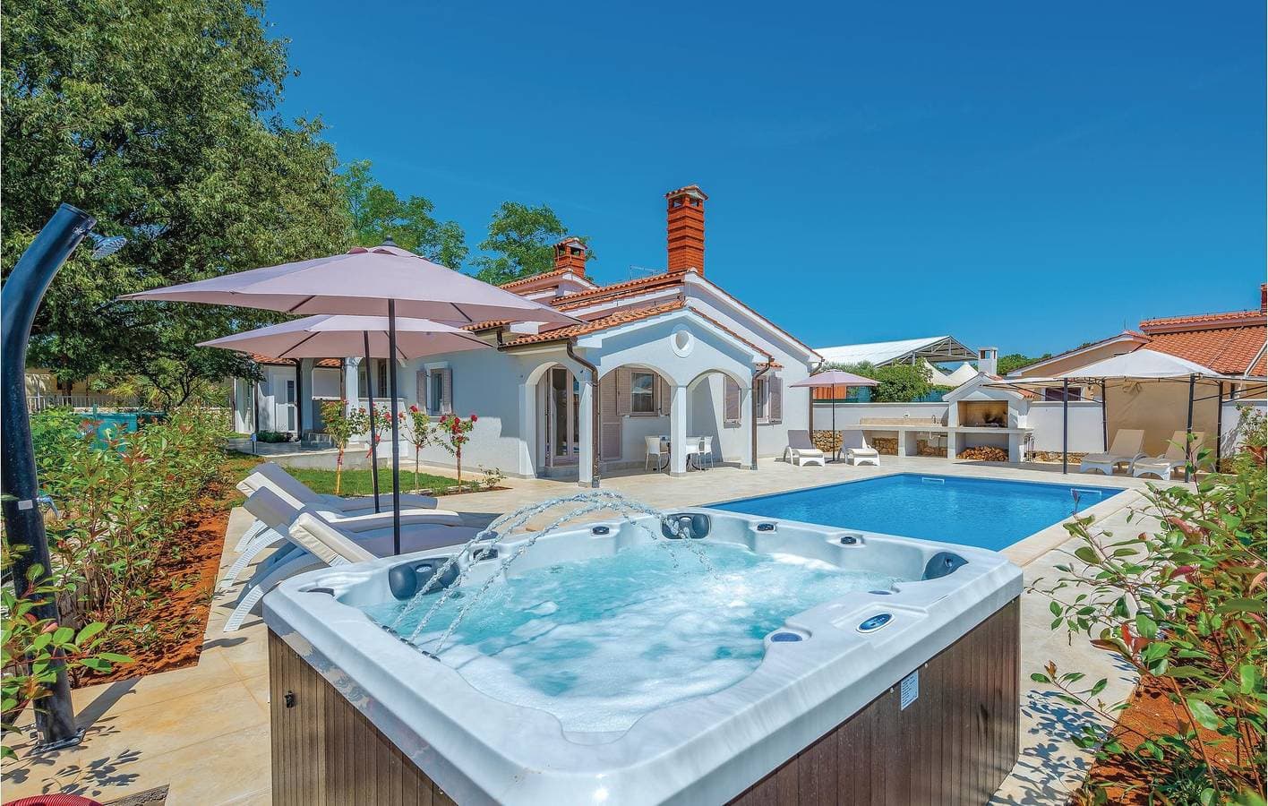 Foto 5 von 37: Geräumige Ferienwohnung mit Pool und Terrasse, in der Nähe des Restaurants „Captain Morgan“