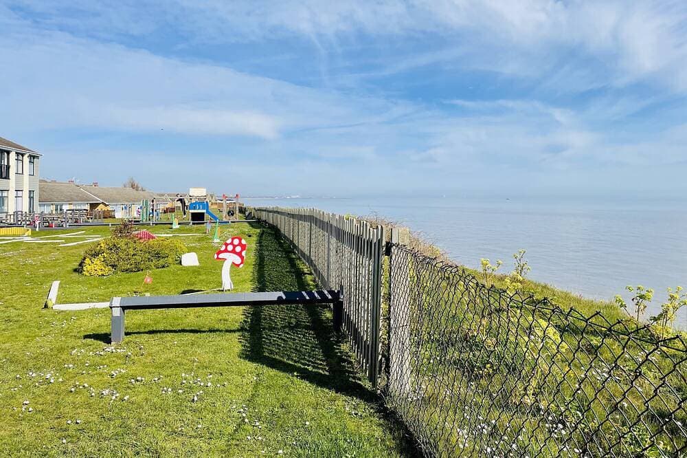 Foto 10 von 30: The Beach House, Suffolk Coast,<br>Beach access from site & covered heated pool