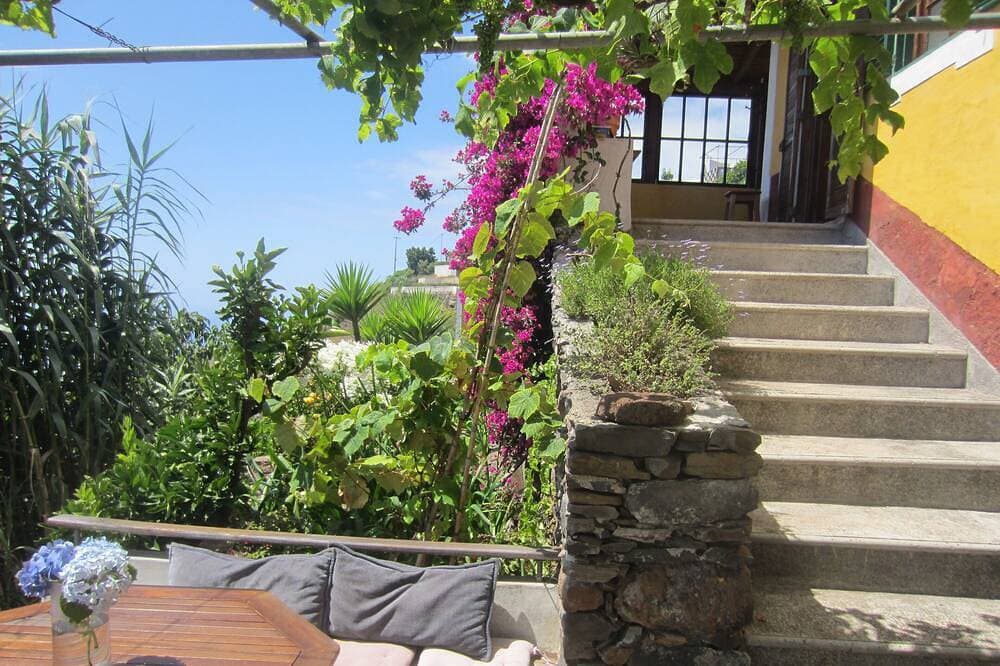 Foto 13 von 30: Villa mit Pool, großem Garten und herrlichem Meerblick