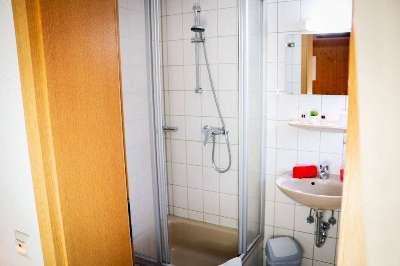 Foto 10 von 37: Bold Bunny – Kleines Doppelzimmer für 2 Gäste und Terrasse im Grünen